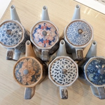 🇯🇵 Après les mugs les théières ! Découvrez notre gamme de jolies  théières à facettes en grès de la région de Toki au Japon. #théière #ceramique #japon #artisanat #tea #teapot #poterie