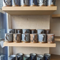 🇯🇵 NOUVEL ARRIVAGE -  Mugs en grès japonais de la région de Toki. Découvrez notre sélection sur notre boutique en ligne ! 🇯🇵