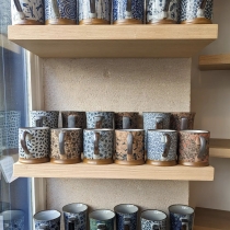 🇯🇵 NOUVEL ARRIVAGE -  Mugs en grès japonais de la région de Toki. Découvrez notre sélection sur notre boutique en ligne ! 🇯🇵